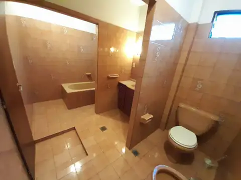 VENTA CASA 4 AMB C/ GRAN GALPON TOMA PERMUTA MORON