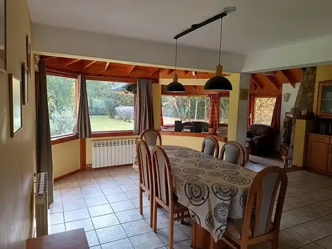 Amplia vivienda de 4 dormitorios en esquina, con hermoso parque de 1400m2. Posibilidad 2° vivienda.