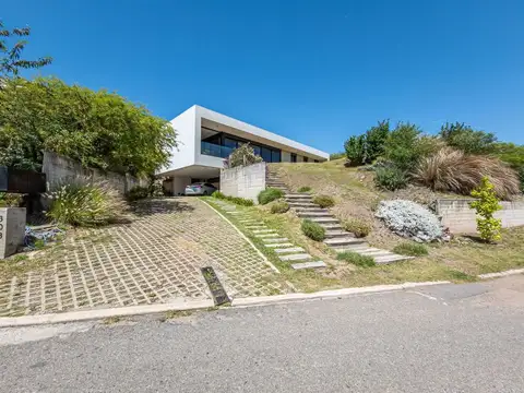 Casa 7 ambientes con 5 baños