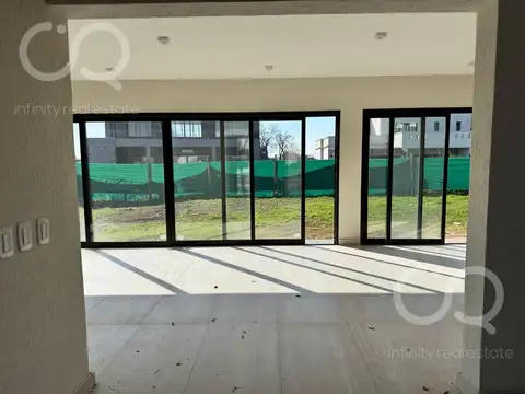 Casa en Venta con 3 cocheras