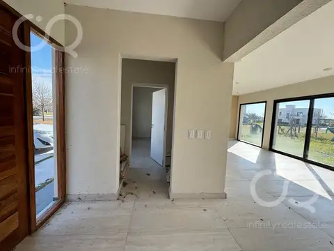 Casa en Venta con 3 cocheras