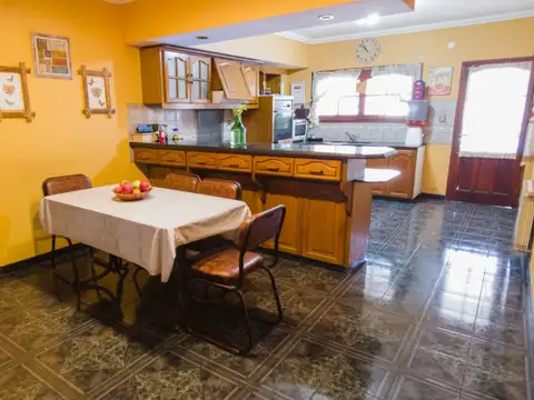 Casa en Venta con 3 cocheras