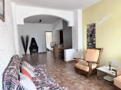 VENTA CASA SOBRE LOTE PROPIO. COCHERA. SAN JUSTO