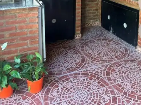 Hermosa casa con Jardín, quincho, parrilla, pileta y cochera para dos vehículos