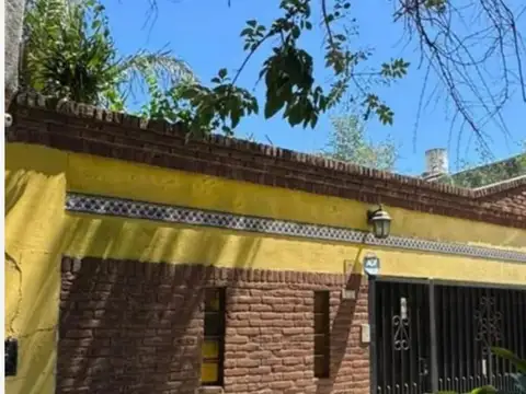 Hermosa casa con Jardín, quincho, parrilla, pileta y cochera para dos vehículos
