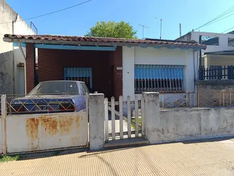 VENTA CASA 3 AMB CON PARQUE EN CASEROS