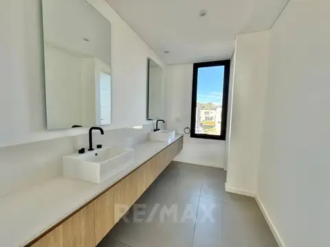 Venta Casa a Estrenar en Pilará Frente al Golf