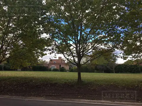 Terreno de 1914 m² en esquina en Martindale CC