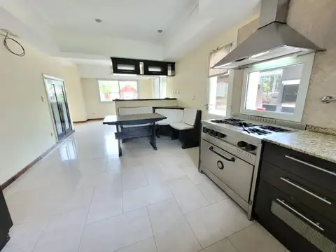 Casa 5 ambientes con 2 baños
