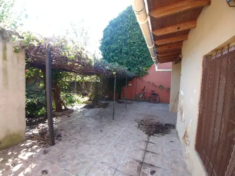 VENTA CASA  a refaccionar amplio lote en Berazategui