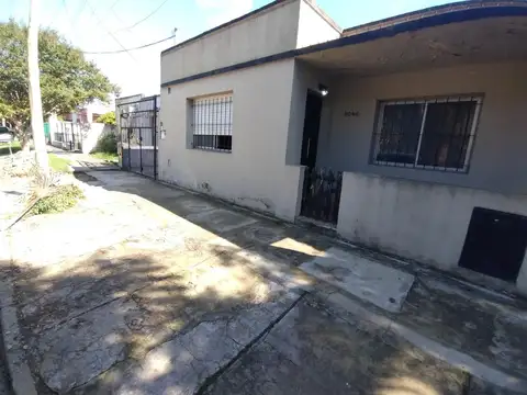 VENTA CASA  a refaccionar amplio lote en Berazategui