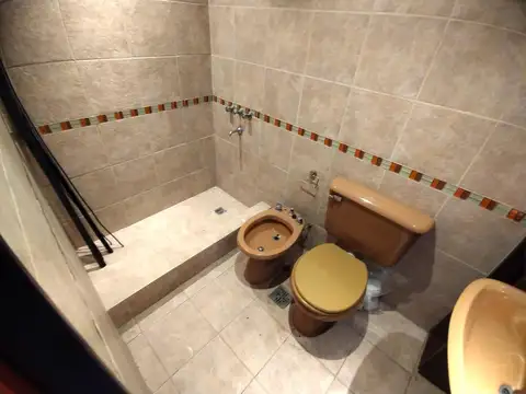 VENTA CASA  a refaccionar amplio lote en Berazategui