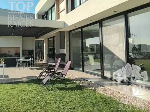 Casa en Venta con 4 cocheras