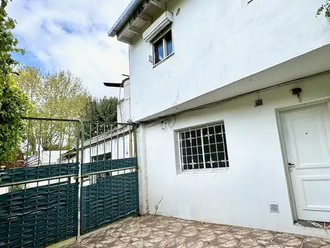 Depto Tipo Casa en Alquiler en Monte Castro, $ 890.000