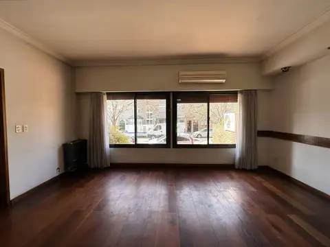 Casa en Alquiler con 4 cocheras