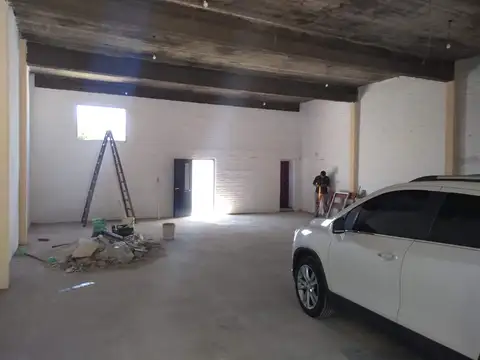 GALPON 200 MTS, ENTRADA PARA CAMION, PISO HORMIGON, ALTURA 5 MTSM 2 BAÑOS Y PATIO (LOMAS DE ZAMORA)