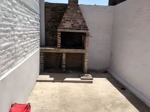 GALPON 200 MTS, ENTRADA PARA CAMION, PISO HORMIGON, ALTURA 5 MTSM 2 BAÑOS Y PATIO (LOMAS DE ZAMORA)