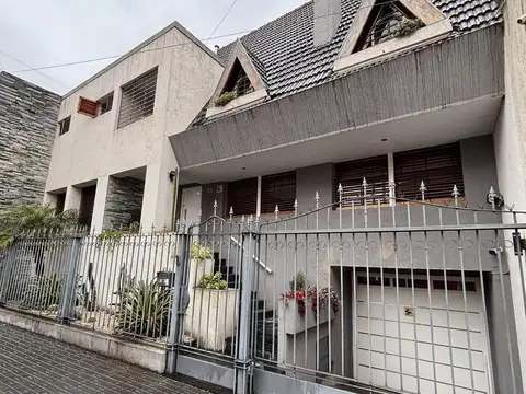 VENTA | CASA | RAMOS MEJÍA | 7 AMBIENTES | PISCINA PARRILLA Y COCHERA PARA 4 AUTOS
