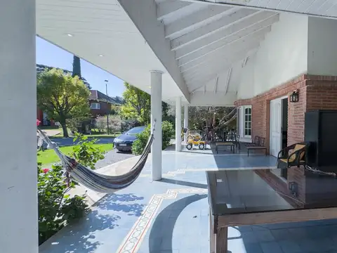 Casa en Venta con 2 cocheras