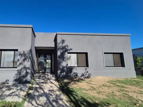 VENTA Casa en una planta a estrenar 3 habitaciones y servicio Canton Islas