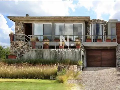 Vende en Club del Mar, casa de 5 dormitorios con piscina y parrillero.