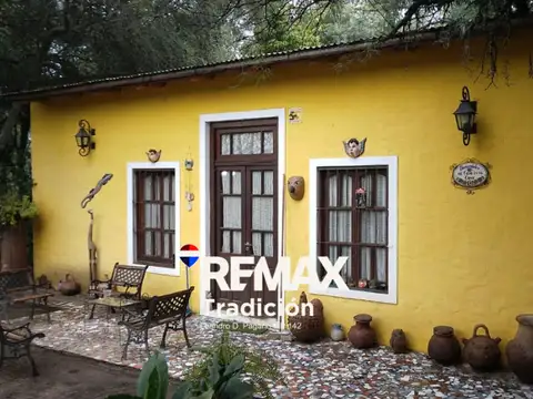 CASA VENTA CON PILETA Y AMPLIO PARQUE VERDE