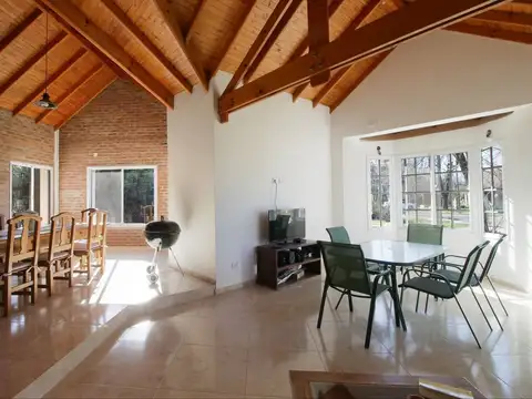 Casa 5 ambientes con 3 baños