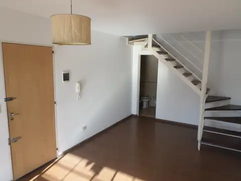 Departamento duplex c/ balcón y terraza San Lorenzo 3600
