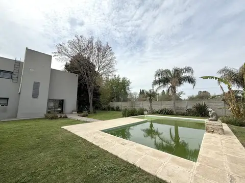 VENTA - CASA 3 DORMITORIOS CON PILETA - FUNES