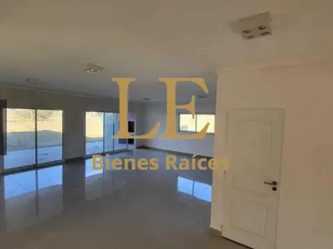 Casa en Venta con 4 cocheras