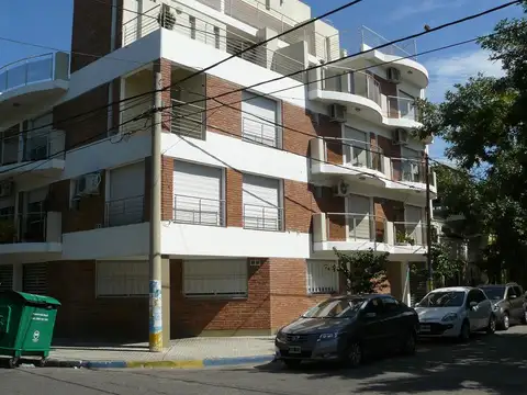 Dueño alquila Arroyito: 1 dorm al frente con patio interno y balcón