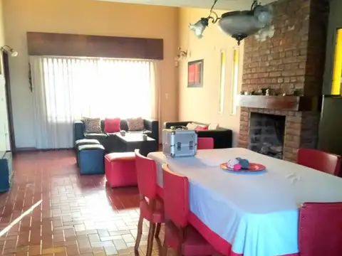 Casa en Venta con 3 cocheras