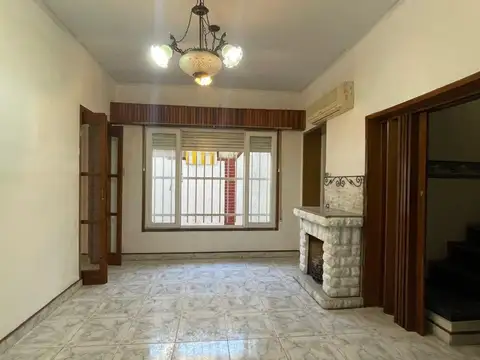CASA DE PASILLO EN VENTA DOS DORMITORIO LUIS AGOTE