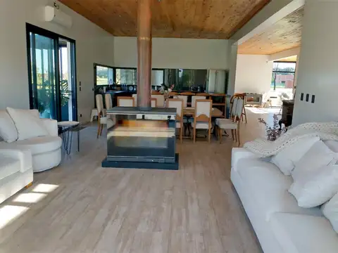 Casa 6 ambientes con 4 baños