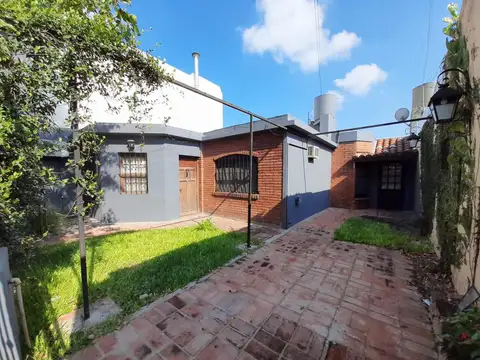 Casa a la venta con parque en  Castelar Sur