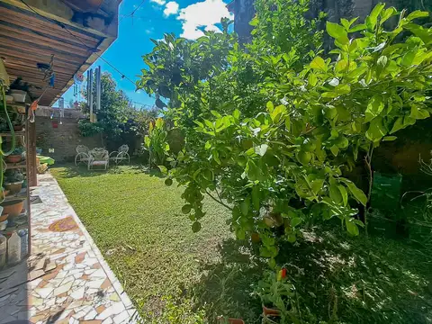 Casa 4 ambientes con 2 baños