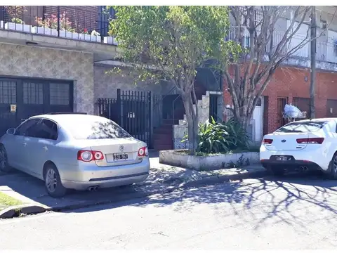 OPORTUNIDAD!CASA MORON 5 AMB,GRAN COCHERA CUB.,PATIO,PARRILLA + DEPTO 2 AMB.Z.BASE AEREA P/2 FLIAS!