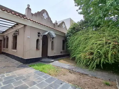 CASA 4 AMBIENTES VENTA ADROGUE JARDIN PILETA