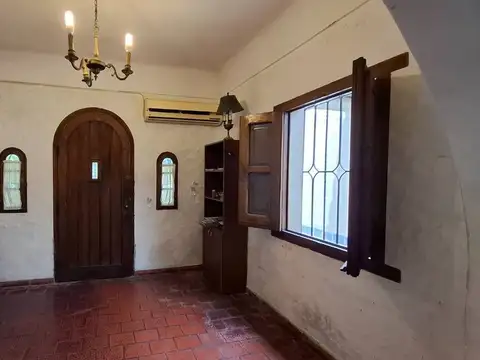 CASA 4 AMBIENTES VENTA ADROGUE JARDIN PILETA
