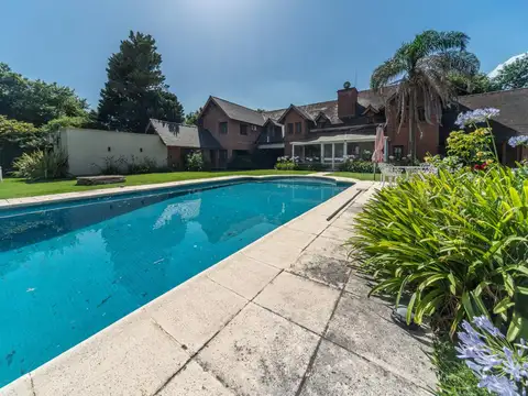 Casa 6 ambientes con 5 baños