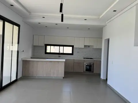 Casa 5 ambientes con 4 baños