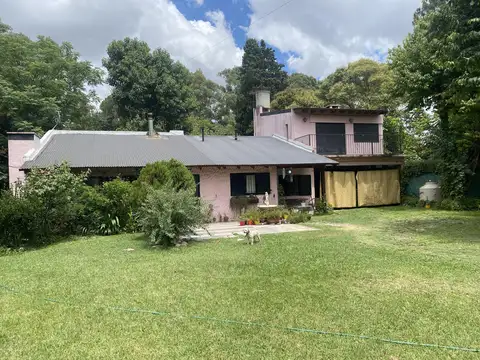 Casa mas departamento en Arturo Segui con un lote de 43x43 totalmente arbolado.