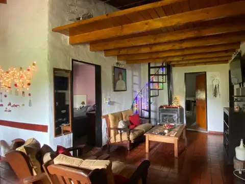 Casa mas departamento en Arturo Segui con un lote de 43x43 totalmente arbolado.