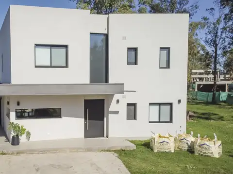 Casa en Venta con 3 cocheras