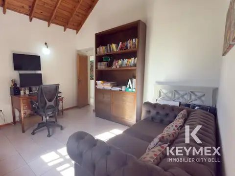 Casa 4 ambientes con 2 baños