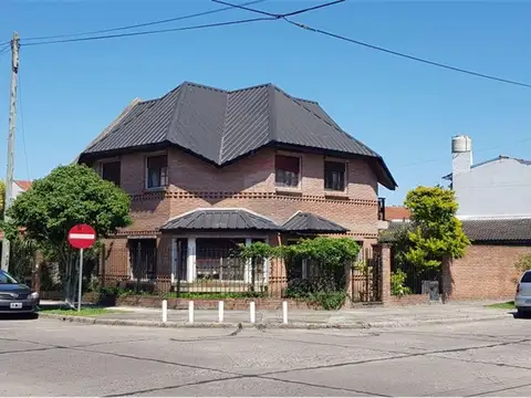 CASA 5 AMBIENTES EN VENTA VILLA ADELINA CON JARDIN