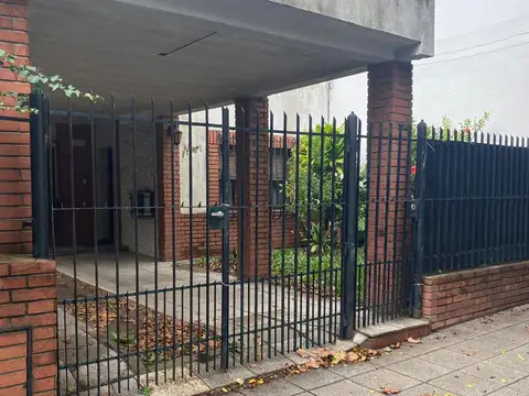 Vivienda 3 amb. con deposito al fondo o terreno