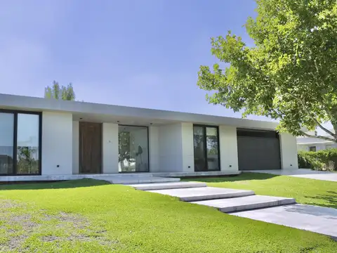 Casa 5 ambientes con 4 baños