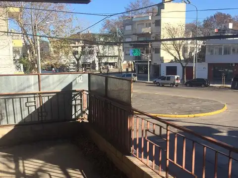 Miro al 1800 - Flores - Cap Fed - Casa con locales en esquina