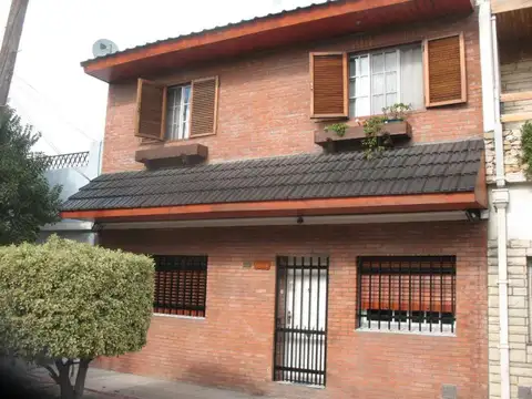 Casa en venta - 3 dormitorios 2 dormitorios - 116mts2 totales - Caseros